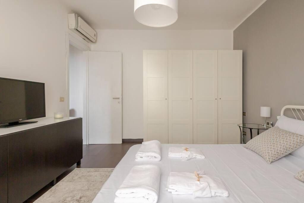 Sky-View Flat In Milan Appartement Buitenkant foto